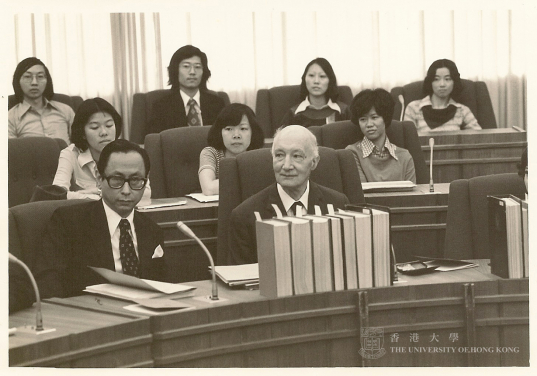 高等法院法官楊鐵樑與英國法官丹寧男爵於1975年擔任港大模擬法庭比賽評審（照片來源：香港大學）